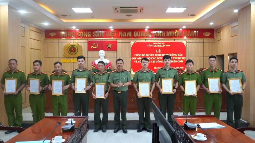 Lãnh đạo Công an tỉnh Tây Ninh trao quyết định bố trí công tác cho các cán bộ được Bộ Công an tăng cường cho các xã biên giới. Ảnh: YẾN TRINH