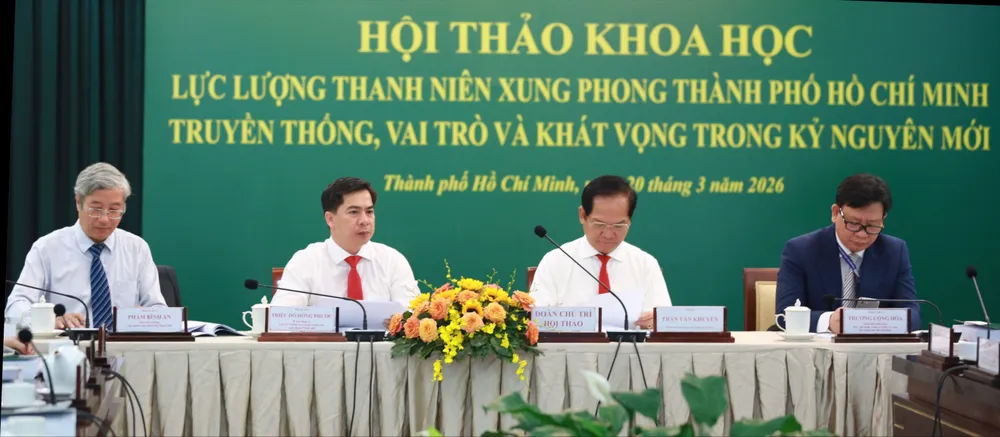 Các đồng chí chủ trì hội thảo sáng 20-3. Ảnh: NGUYỄN HOÀNG