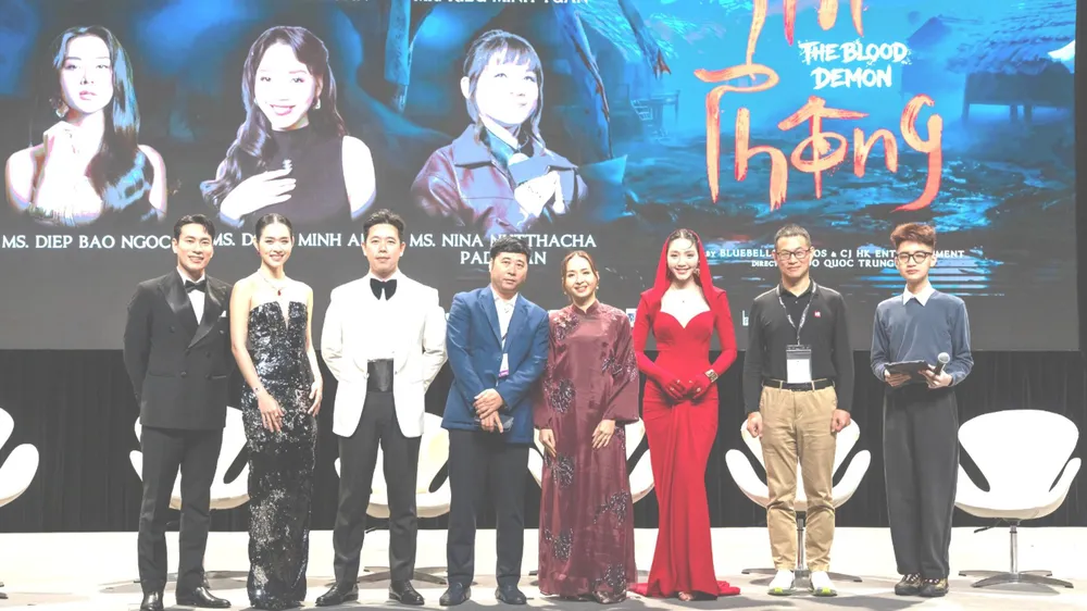 Ê-kíp đoàn phim "Phí phông: Quỷ máu rừng thiêng" tại sự kiện showcase ở Hồng Kông. Ảnh: CJHK