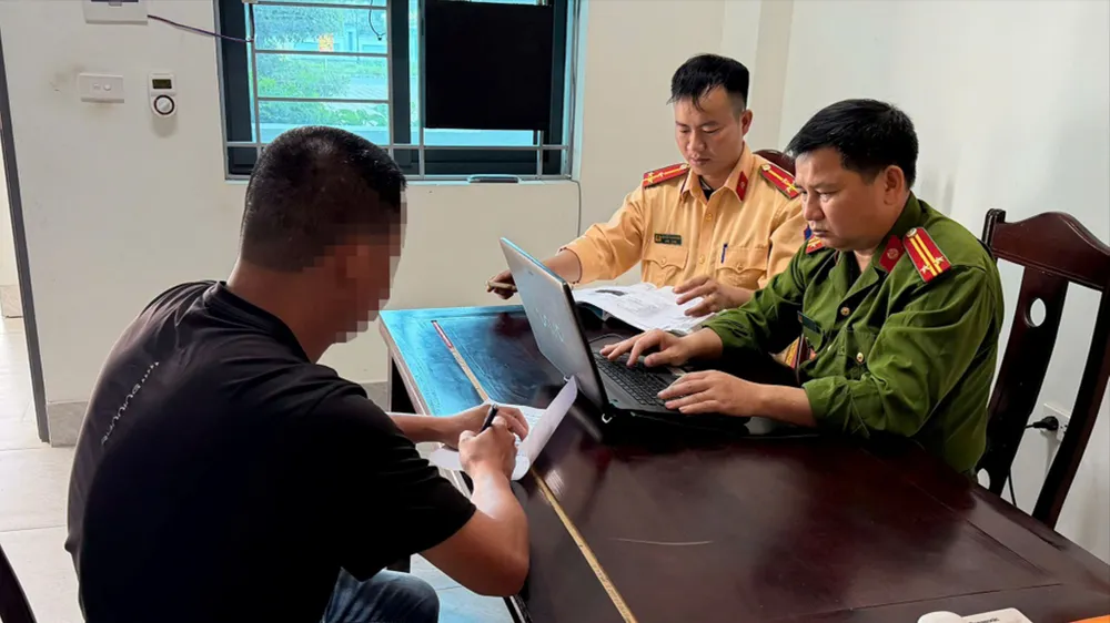 Lực lượng công an làm việc với chủ xe bán tải gây cản trở giao thông. Ảnh: Công an Nghệ An