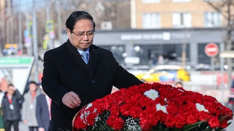 Thủ tướng Phạm Minh Chính đặt hoa tại Tượng đài Chủ tịch Hồ Chí Minh ở Moscow (Nga)