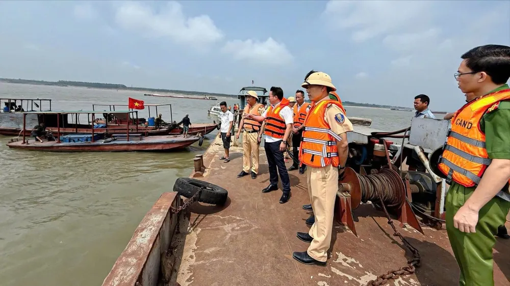 Phú Thọ: Chìm tàu hút cát trên sông Hồng, ít nhất 1 người tử vong