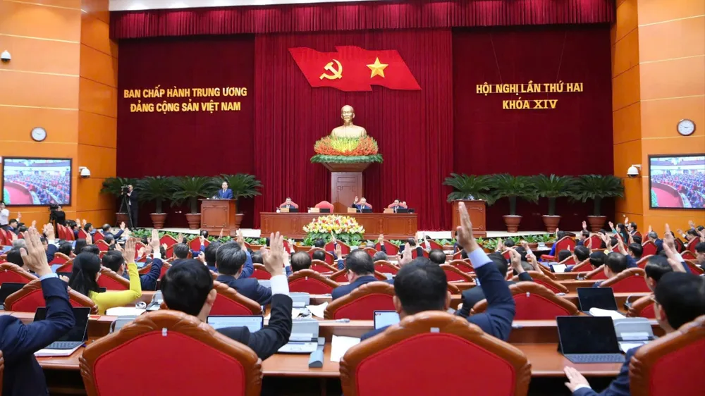 Tổng Bí thư Tô Lâm và các đại biểu biểu quyết thông qua Nghị quyết Hội nghị lần thứ hai Ban Chấp hành Trung ương Đảng khoá XIV, chiều 25-3. Ảnh: VIẾT CHUNG