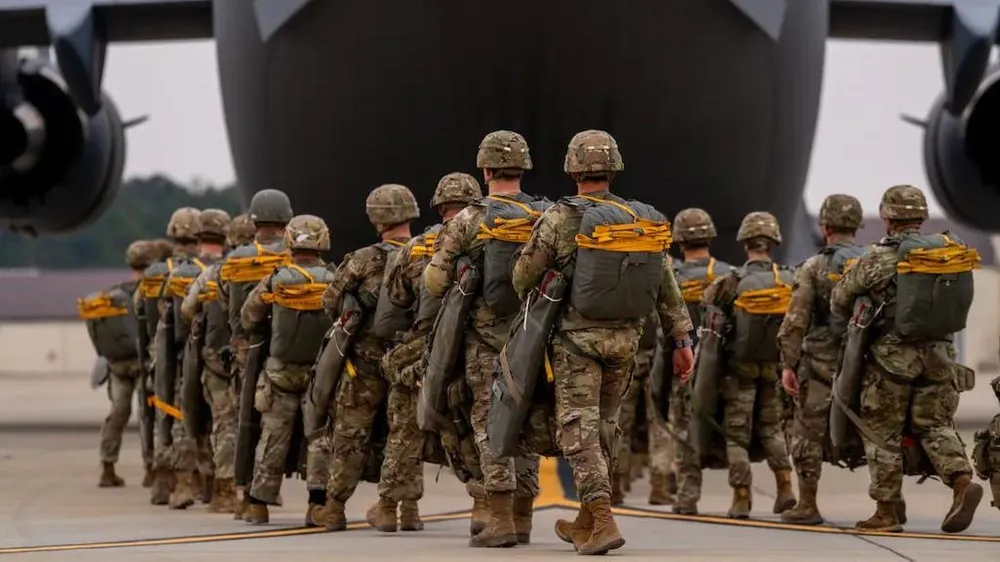 Binh sĩ Sư đoàn dù 82 lên máy bay C-130 tại căn cứ quân sự ở bang North Carolina, Mỹ. Ảnh: US ARMY