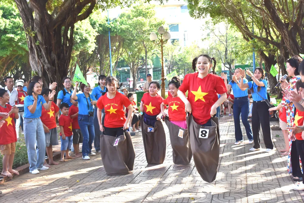 Dưới sự cổ vũ của cô giáo, phụ huynh, các em đã mạnh dạn vượt qua rào cản của chính mình