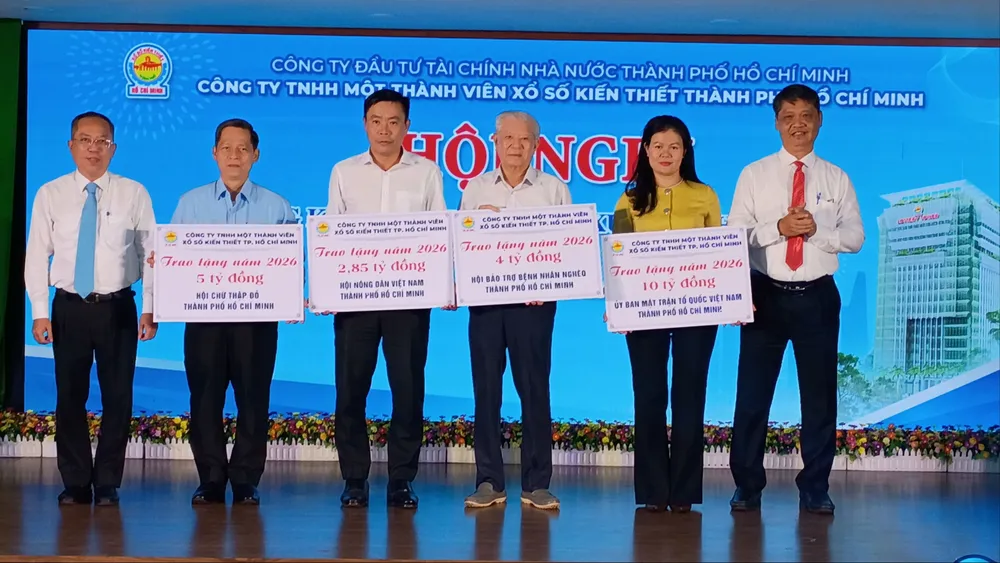 Ban lãnh đạo Công ty XSKT Thành phố Hồ Chí Minh gồm ông Nguyễn Quốc Chiến - Chủ tịch HĐTV (ngoài cùng bìa phải) và ông Trương Vĩnh Tùng - Bí thư Đảng ủy, Tổng Giám đốc (ngoài cùng bìa trái) trao bảng tượng trưng đóng góp hơn 20 tỷ đồng cho các hoạt động từ thiện - xã hội vào cuối năm 2025 vừa qua
