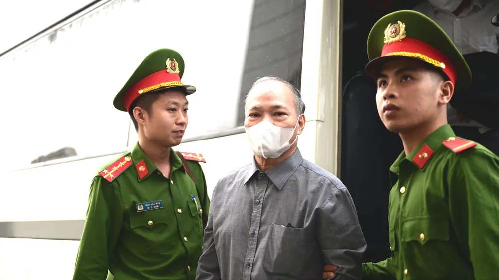 Cựu Thứ trưởng Bộ NN-PTNT Hoàng Văn Thắng và đồng phạm hầu tòa