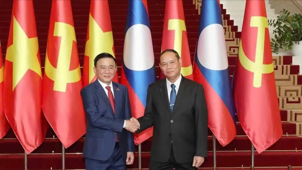 Thường trực Ban Bí thư Trung ương Đảng Nhân dân Cách mạng Lào Vilay Lakhamphong và Thường trực Ban Bí thư Trần Cẩm Tú chụp ảnh chung tại lễ đón. Ảnh: TTXVN