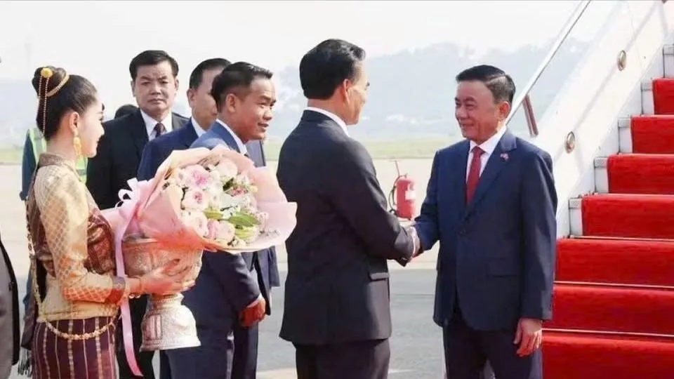 Lễ đón Thường trực Ban Bí thư Trần Cẩm Tú và Đoàn đại biểu cấp cao Việt Nam tại sân bay quốc tế Wattay, thủ đô Vientiane. Ảnh: TTXVN