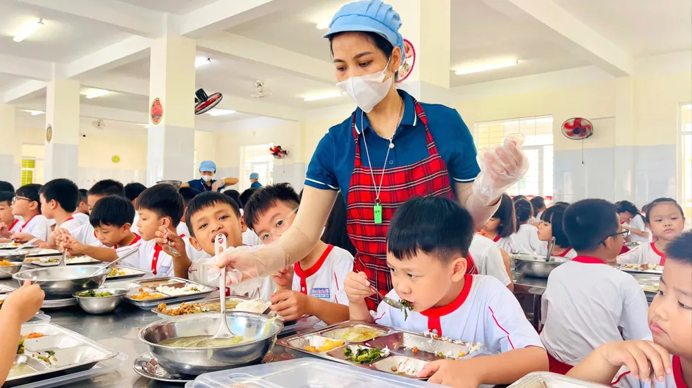 Một bữa ăn bán trú của học sinh Trường Tiểu học Quang Trung, phường Tam Thắng, TPHCM. Ảnh: KHÁNH CHI