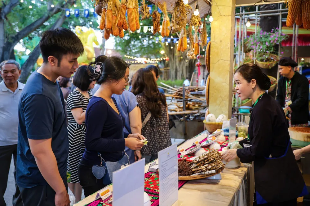 Khách tham quan, tìm hiểu các món ngon tại một sự kiện văn hóa, ẩm thực trên địa bàn TPHCM. Ảnh: GIA HÂN