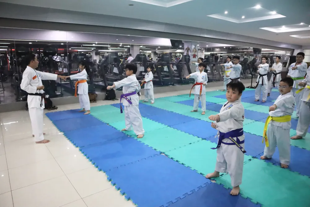 Các võ sinh tập luyện karate tại CLB thể thao Hồ Xuân Hương
