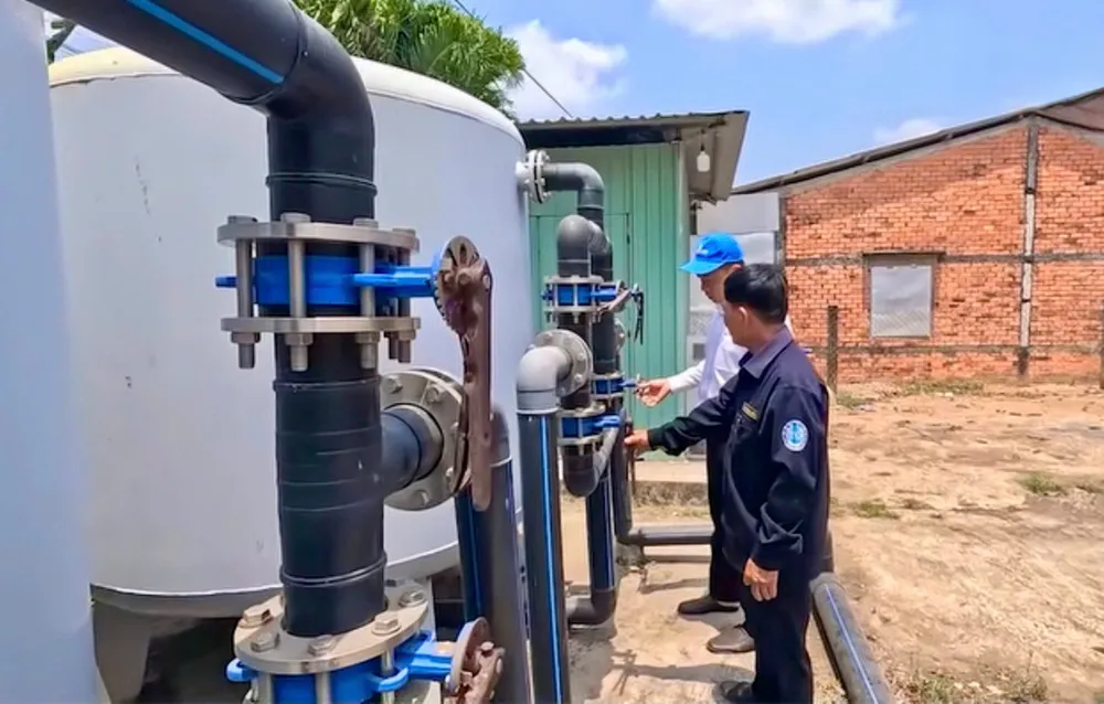 Đơn vị cấp nước tỉnh Đồng Tháp vận hành nhà máy nước. Ảnh: NGỌC PHÚC