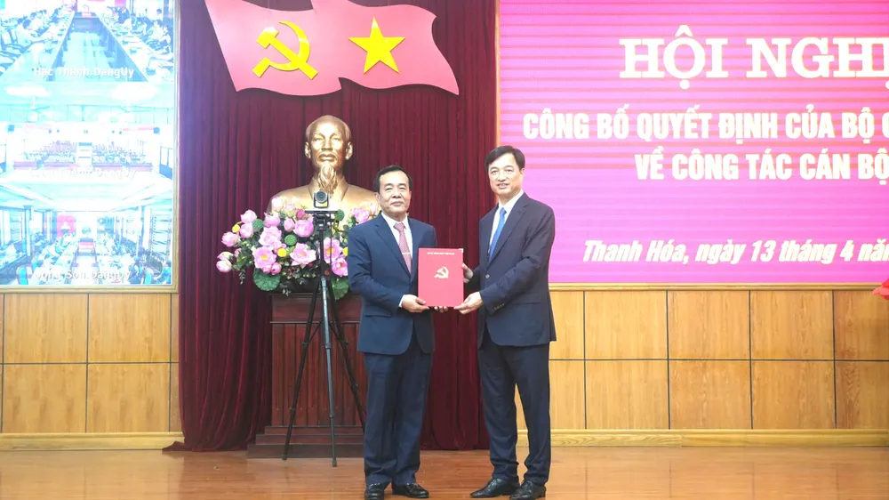 Ủy viên Bộ Chính trị, Bí thư Trung ương Đảng, Trưởng Ban Tổ chức Trung ương Nguyễn Duy Ngọc trao quyết định và chúc mừng Thượng tướng Lê Đức Thái, Ủy viên Trung ương Đảng, Bí thư Tỉnh ủy Thanh Hóa nhiệm kỳ 2025-2030 