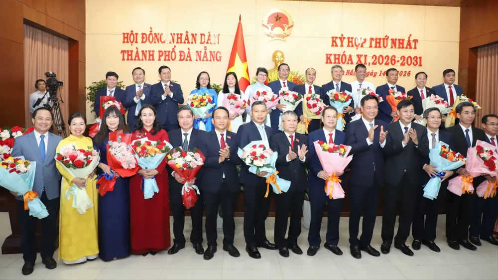 Bí thư Thành ủy Đà Nẵng tặng hoa chúc mừng Chủ tịch, Phó Chủ tịch và các ủy viên UBND TP Đà Nẵng. Ảnh: XUÂN QUỲNH