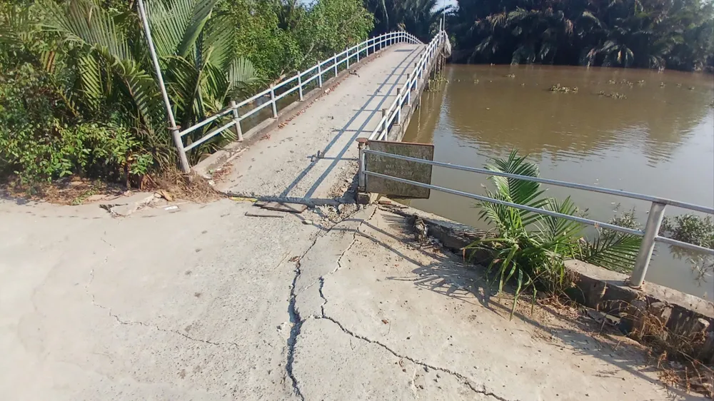 Đoạn đường nối với cầu dân sinh qua sông Cần Đước bị hư hỏng, tiềm ẩn nguy cơ đổ sập