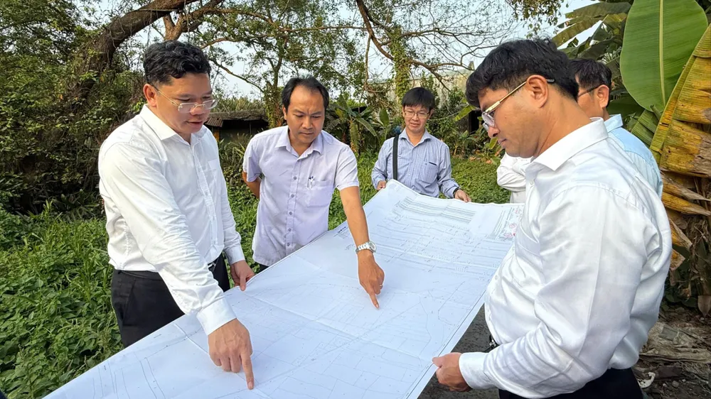 Phó Chủ tịch UBND TPHCM Hoàng Nguyên Dinh khảo sát thực địa tại dự án Khu liên hợp Thể dục thể thao Quốc gia Rạch Chiếc. Ảnh: TH