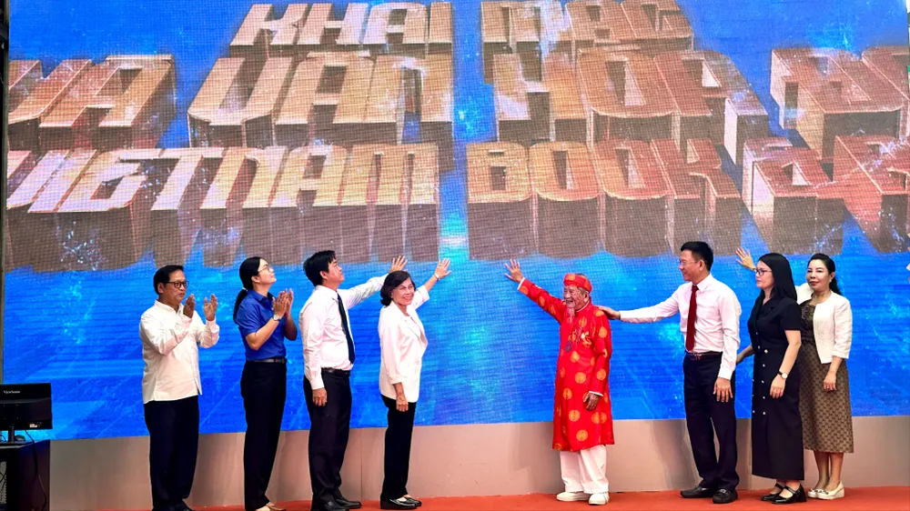 Các đại biểu cùng thực hiện nghi thức khai mạc Ngày Sách và Văn hóa đọc Việt Nam lần 5 năm 2026. Ảnh: HỒ SƠN