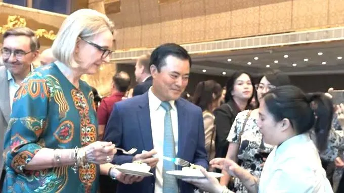 Phó Chủ tịch UBND TPHCM Bùi Xuân Cường và Tổng lãnh sự Australia Sarah Hooper tại sự kiện. Ảnh : XUÂN HẠNH