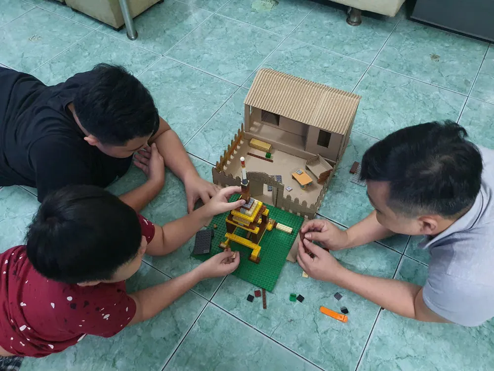 Dành thời gian chơi đùa với các con để góp phần nuôi dưỡng tình cảm gia đình. Ảnh: THU HƯỜNG