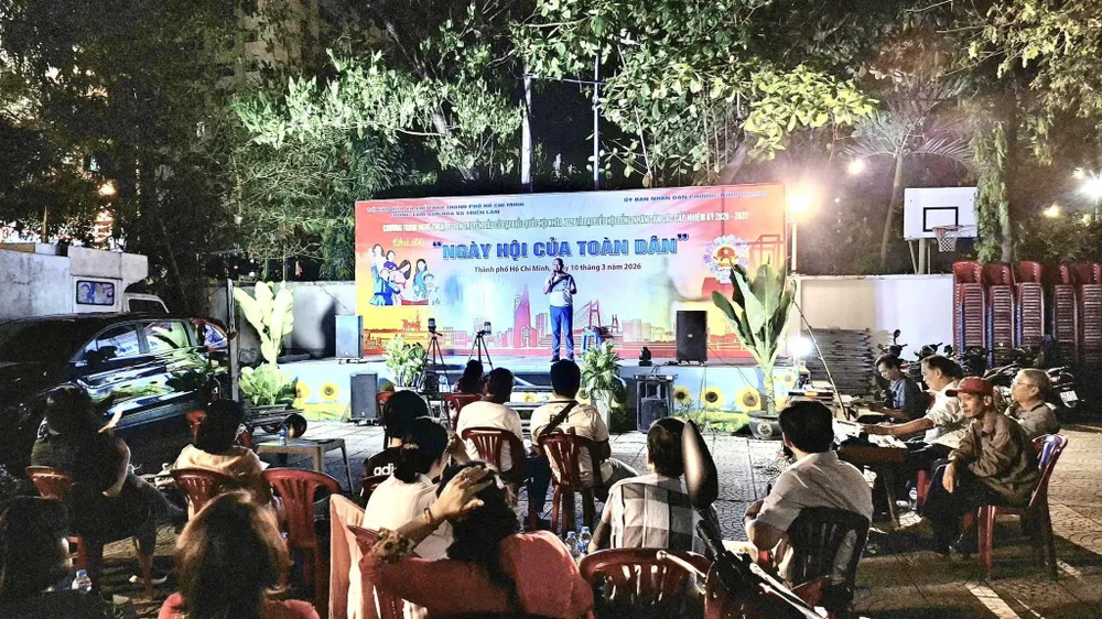 Không gian sinh hoạt và giao lưu biểu diễn của CLB Đờn ca tài tử phường Bình Thạnh trong khuôn viên Nhà truyền thống phường