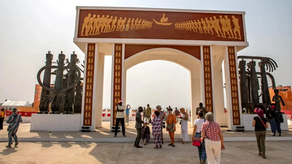 Một di tích buôn bán nô lệ ở Benin thu hút nhiều du khách. Ảnh: HOBET