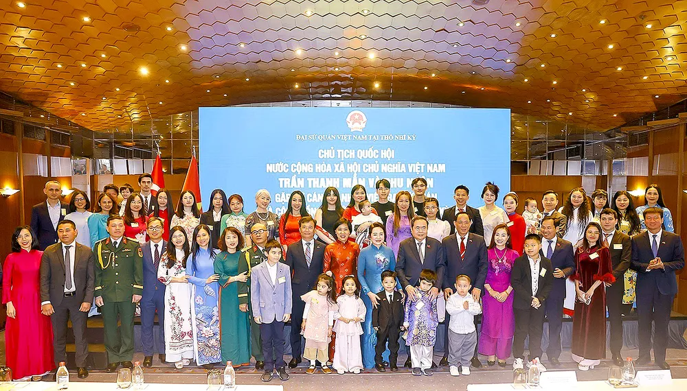 Chủ tịch Quốc hội Trần Thanh Mẫn và phu nhân với cán bộ nhân viên Đại sứ quán và cộng đồng người Việt Nam tại Thổ Nhĩ Kỳ. Ảnh: TTXVN