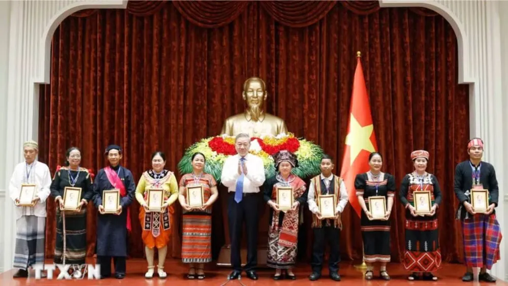 Tổng Bí thư, Chủ tịch nước Tô Lâm tặng chân dung Chủ tịch Hồ Chí Minh cho các già làng, trưởng bản, nghệ nhân, người có uy tín tiêu biểu toàn quốc. Ảnh: TTXVN