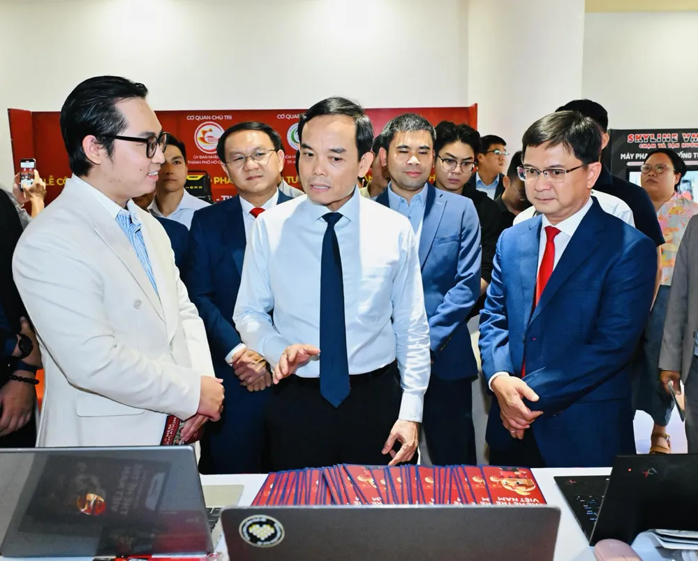 Bí thư Thành ủy TPHCM Trần Lưu Quang và Phó Chủ tịch UBND TPHCM Nguyễn Mạnh Cường tham quan gian hàng công nghệ tại lễ ra mắt Công ty cổ phần Quỹ đầu tư mạo hiểm TPHCM, ngày 17-4. Ảnh: VIỆT DŨNG)