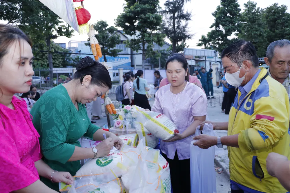 Trao những phần quà là nhu yếu phẩm đến người khó khăn tại phiên chợ 0 đồng của phường An Phú Đông