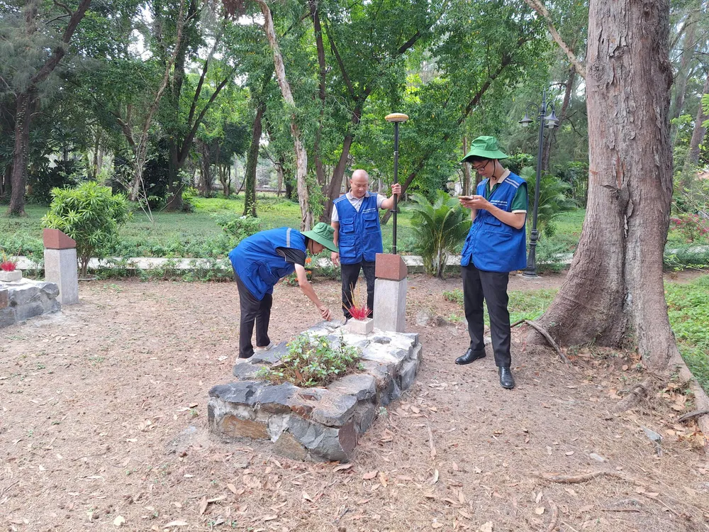 Các cộng tác viên của dự án bám thực địa nhiều ngày để đo đạc. Ảnh: Trung tâm CĐS