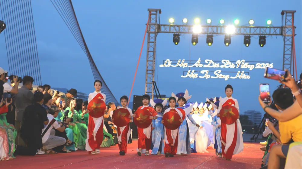 Bộ sưu tập “Những cánh chim hòa bình” của nhà thiết kế Nhật Thực tại đêm bế mạc