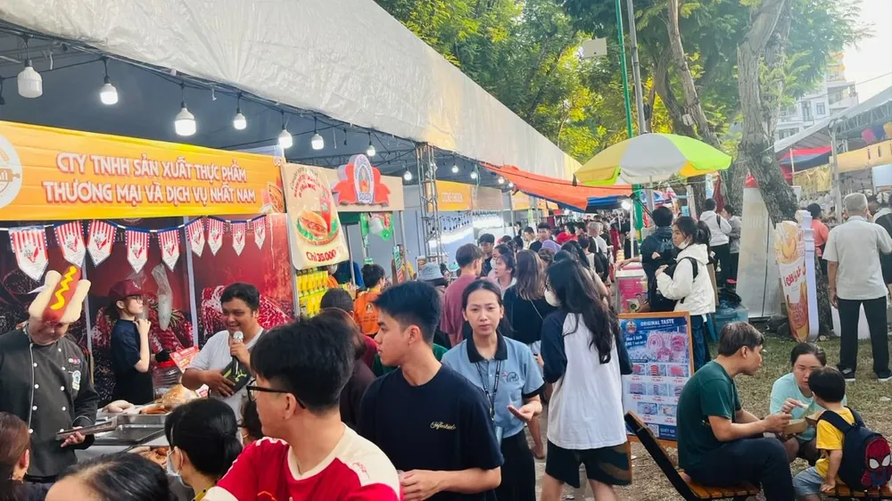 Khách đổ về công viên Lê Văn Tám vào chiều tối