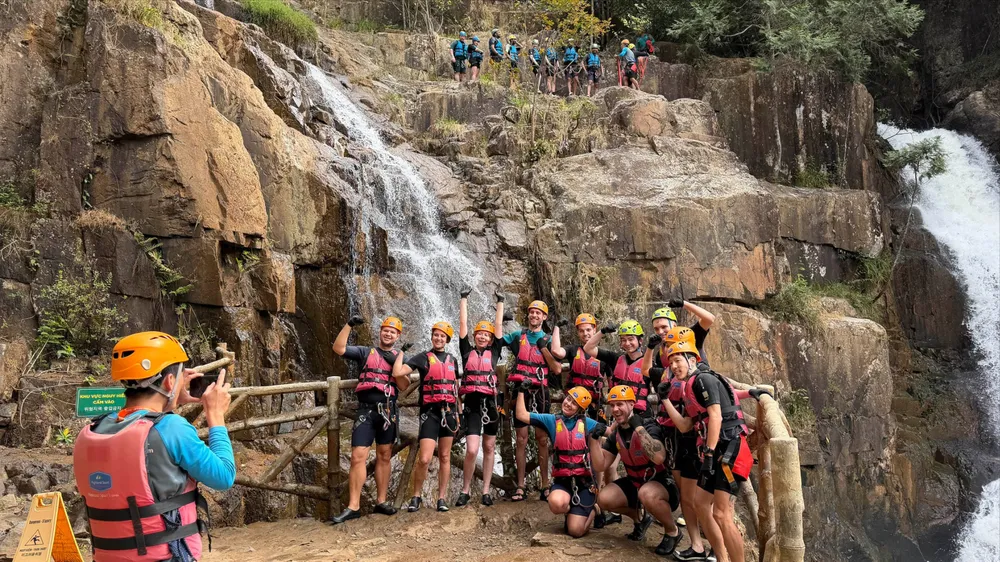 Du khách quốc tế ưa thích trải nghiệm tour du lịch vượt thác tại Đà Lạt (tỉnh Lâm Đồng). Ảnh: ĐOÀN KIÊN