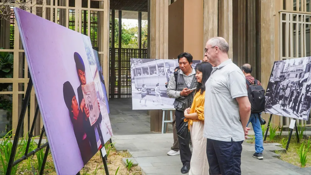 Khách tham quan chiêm ngưỡng bức ảnh gợi nhớ ký ức tuổi thơ tại triển lãm Giao điểm Việt Nam