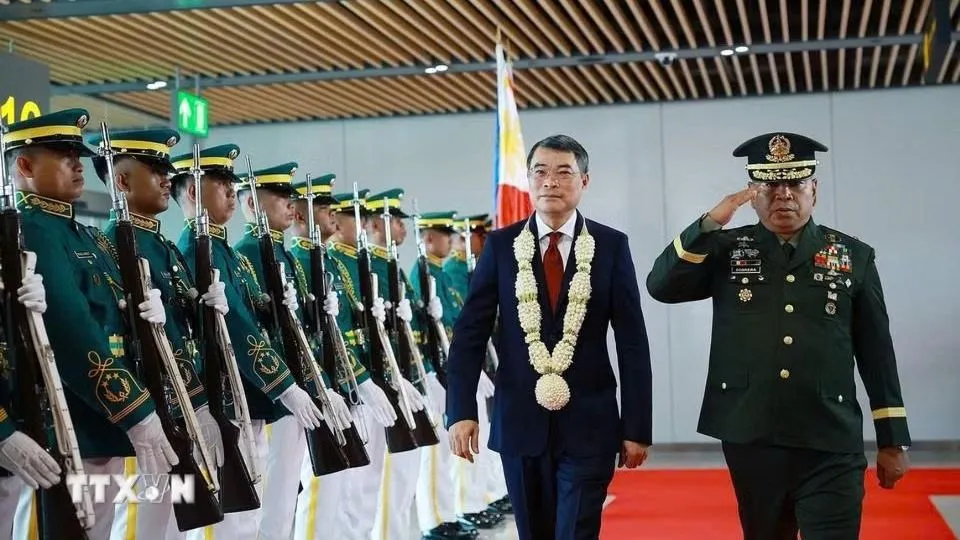 Lễ đón Thủ tướng Lê Minh Hưng tham dự Hội nghị Cấp cao ASEAN lần thứ 48 tại sân bay quốc tế Mactan, Cebu, Philippines. Ảnh: TTXVN