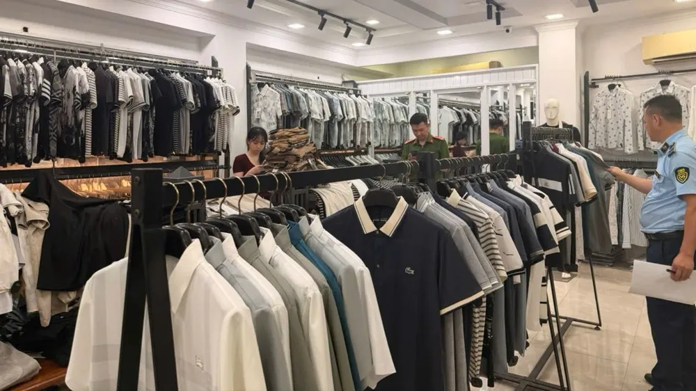 Phát hiện nhiều sản phẩm thời trang có dấu hiệu giả mạo nhãn hiệu