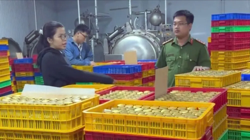Cơ quan chức năng tỉnh Tây Ninh bắt quả tang các đối tượng sản xuất nước yến, yến sào giả. Ảnh: CATN