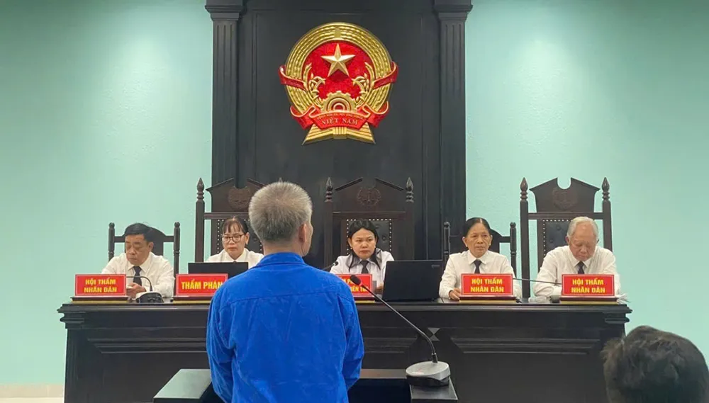 Bị cáo Tiêu Chí Tâm (sinh năm 1971, ngụ xã Quách Phẩm, tỉnh Cà Mau) bị TAND tỉnh Cà Mau tuyên 20 năm tù về tội “Hiếp dâm người dưới 16 tuổi”. Ảnh: NGUYỄN THÁI