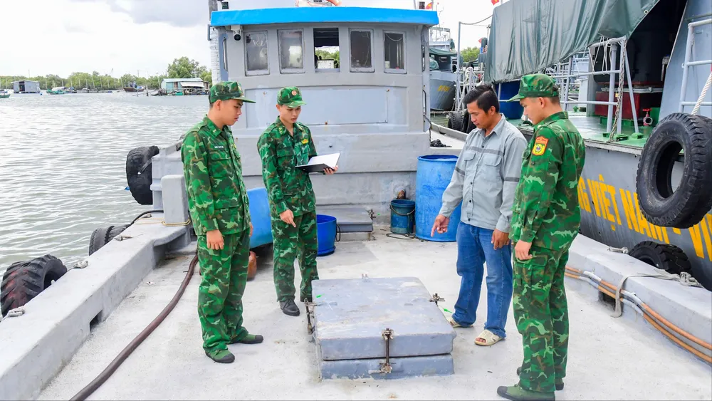 Lực lượng chức năng Hải đoàn Biên phòng 18 tiến hành kiểm tra hàng hóa trên tàu BV-0420-H