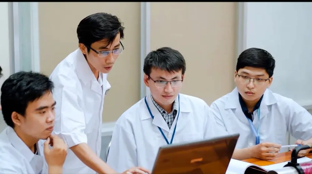 Giảng viên Trường ĐH Sư phạm TPHCM trao đổi về hoạt động nghiên cứu.jpg