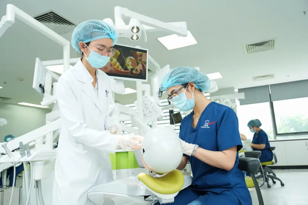 Sinh viên Khoa Răng hàm mặt Trường ĐH Nguyễn Tất Thành trong giờ học thực hành .jpg