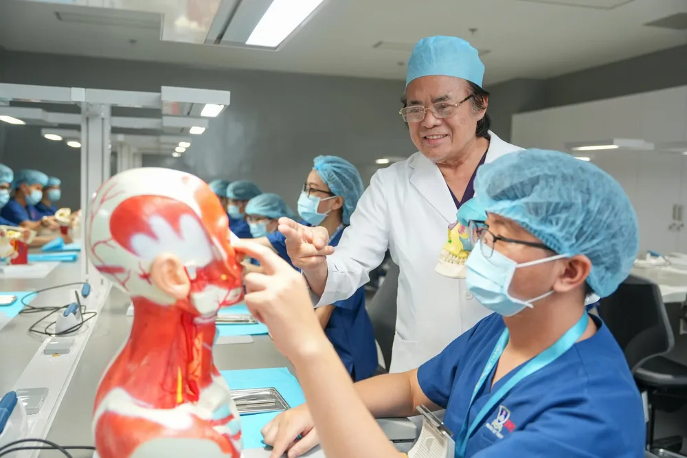 Sinh viên Khoa Y Trường ĐH Nguyễn Tất Thành trong giờ học thực hành .jpg