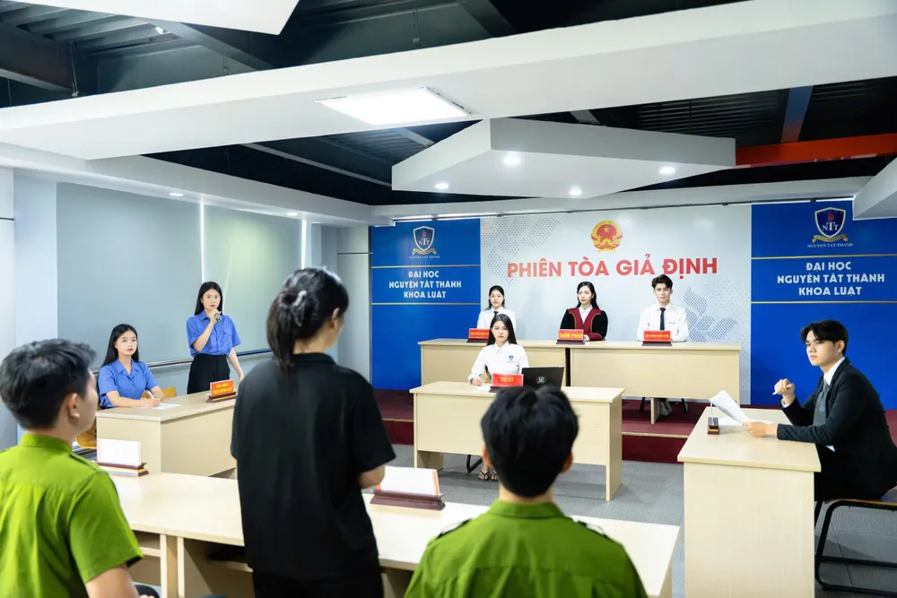 Sinh viên ngành Luật Trường ĐH Nguyễn Tất Thành trong giờ học thực hành tại phiên tòa giả định.jpg