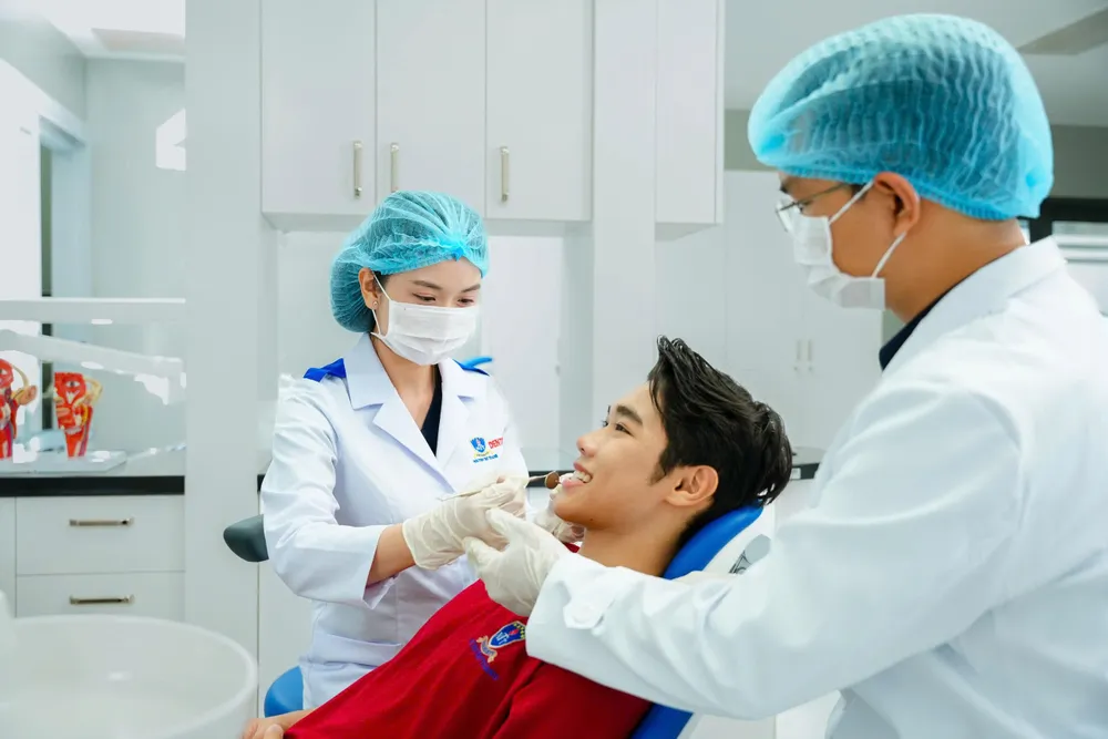 sinh viên ngành Răng hàm mặt Trường ĐH Nguyễn Tất Thành trong giờ học thực hành.jpg