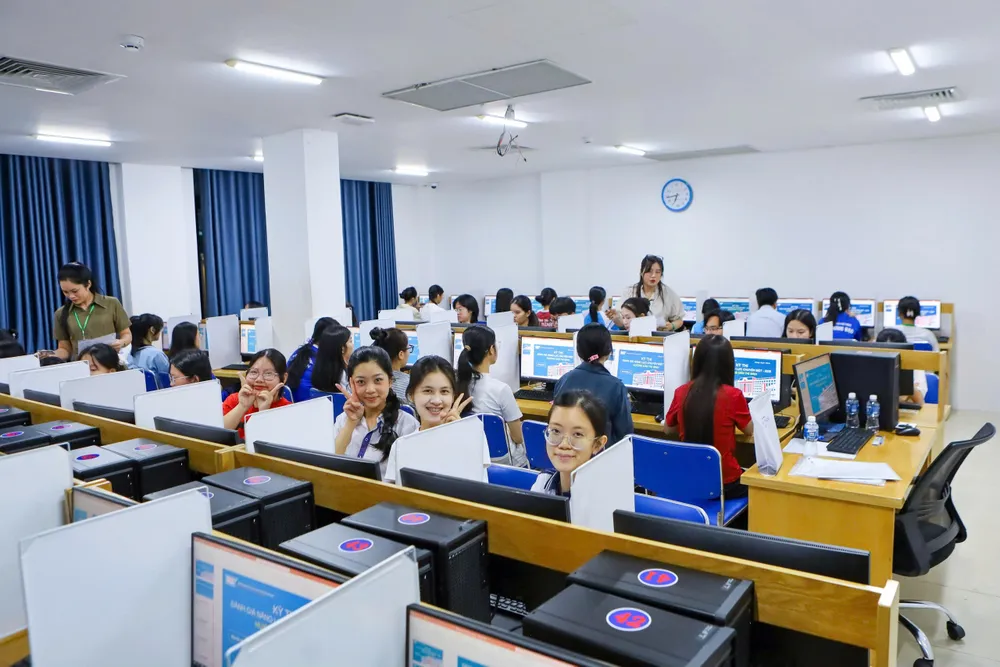 sinh viên Trường ĐH Sư phạm TPHCM trong giờ học thực hành thiết kế bài giảng trên máy tính.jpg
