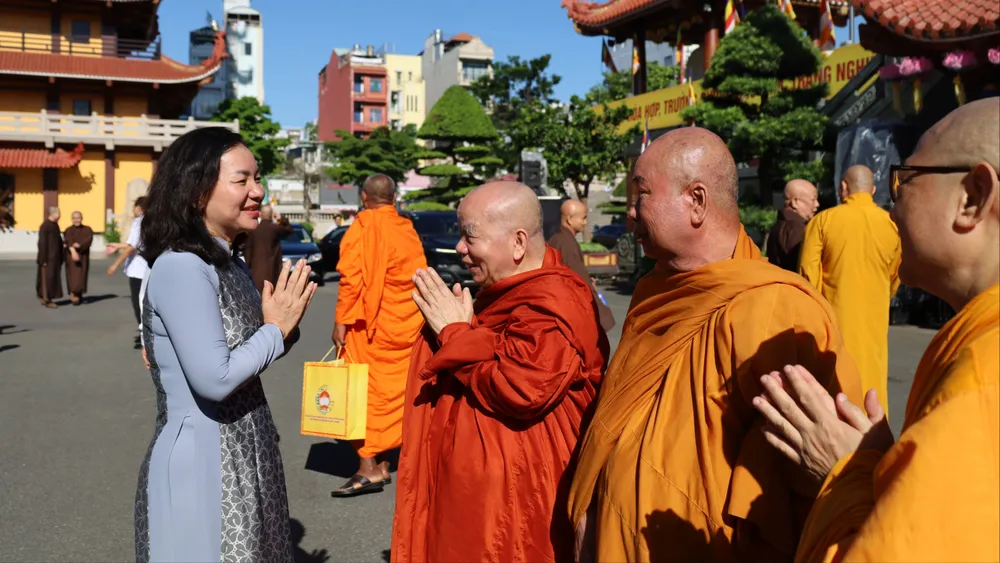 Đồng chí Trương Thị Bích Hạnh cùng các chư tôn đức giáo phẩm tại buổi họp mặt. Ảnh: CẨM NƯƠNG