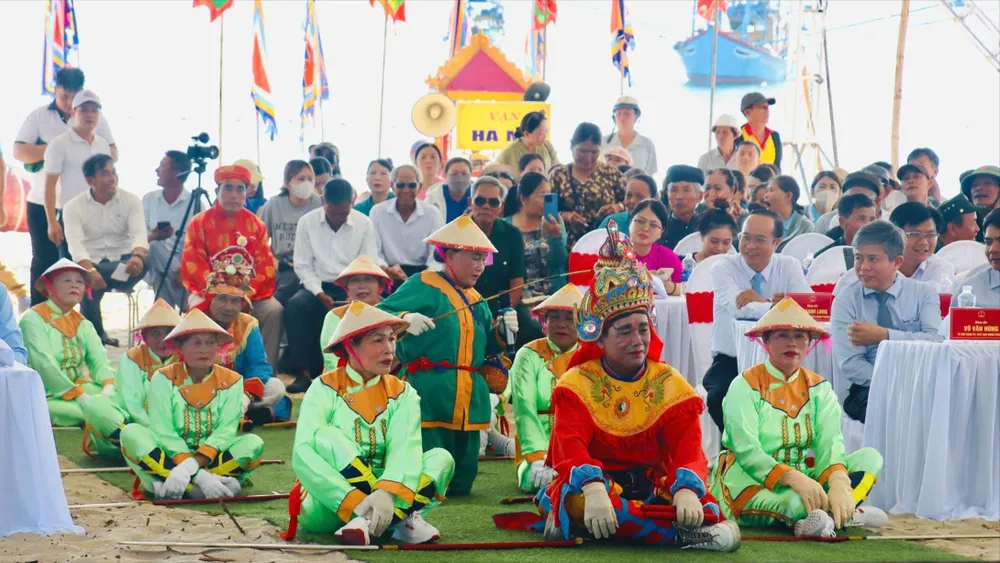 Biểu diễn nghệ thuật hô hát Bả trạo đặc trưng miền biển trong không gian lễ hội