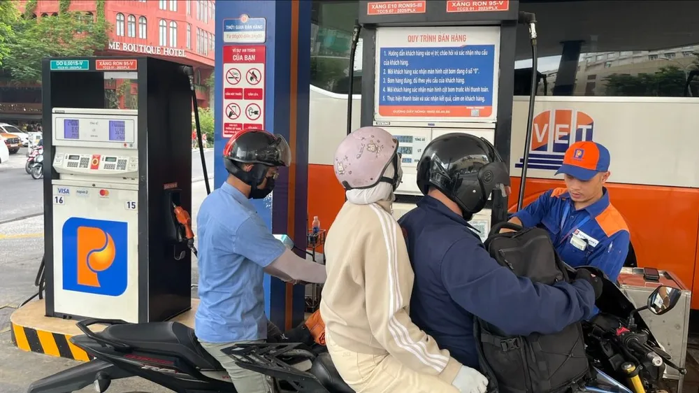 Khách đổ xăng sinh học E10 tại cửa hàng Petrolimex, phường Bến Thành, TPHCM. Ảnh: THI HỒNG