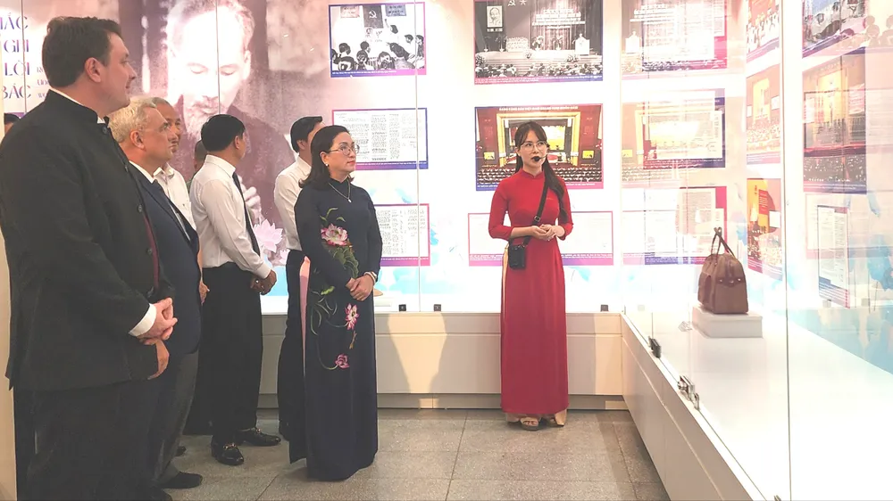 Các đại biểu tham quan triển lãm Những tấm gương bình dị mà cao quý năm 2026. Ảnh: THU HÀ
